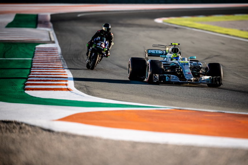 ロッシとハミルトンがMotoGPとF1マシンでバレンシアを走行