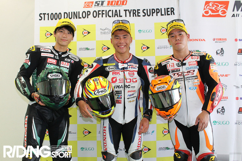 全日本RR第6戦オートポリス【ST1000レース1】荒川晃大とのバトルを制し、榎戸育寛が2連勝